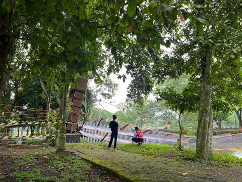 Warga berdatangan melihat jembatan danau Taman Cadika Medan yang roboh, Selasa (15/10/2024). Dok: Vosa/kumparan