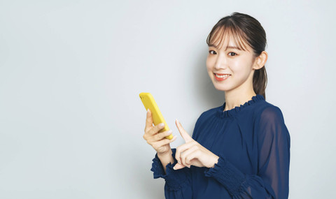 Ilustrasi perempuan berbelanja online. Foto: metamorworks/Shutterstock