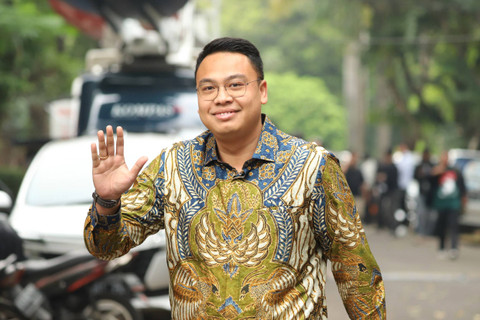 Wamen Kominfo Angga Raka Prabowo mendatangi kediaman Presiden terpilih Prabowo Subianto di Jalan Kertanegara, Jakarta Selatan, Selasa (15/10/2024). Foto: Iqbal Firdaus/kumparan