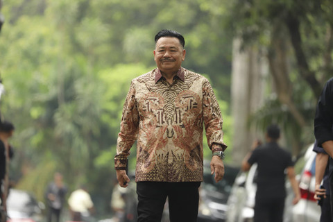 Pengacara Otto Hasibuan berjalan saat tiba di kediaman presiden terpilih Prabowo Subianto, Kertanegara, Jakarta Selatan, Selasa (15/10/2024). Foto: Iqbal Firdaus/kumparan