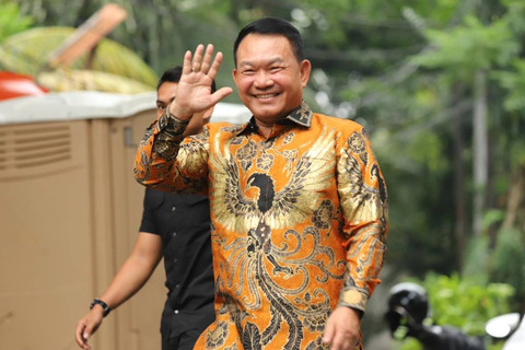 Eks KSAD Dudung Abdurachman mendatangi kediaman Presiden terpilih Prabowo Subianto di Jalan Kertanegara, Jakarta Selatan, Selasa (15/10/2024). Foto: Iqbal Firdaus/kumparan