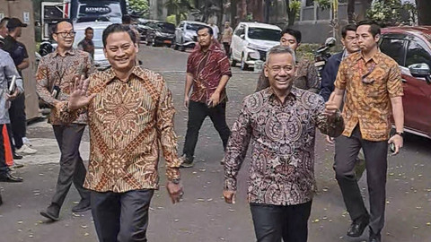 Wakil Menteri Keuangan Suahasil Nazara dan Wakil Menteri Keuangan (Wamenkeu) II Thomas Djiwandono mendatangi rumah Presiden terpilih Indonesia, Prabowo Subianto, di Jalan Kertanegara, Jakarta Selatan pada Selasa (15/10/2024). Foto: Ghifari/kumparan 