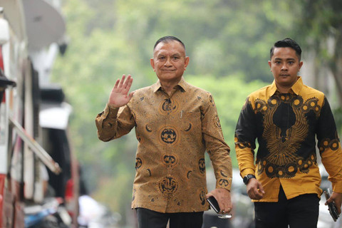 Eks Sekjen Golkar Lodewijk Freidrich Paulus mendatangi kediaman Presiden terpilih Prabowo Subianto di Jalan Kertanegara, Jakarta Selatan, Selasa (15/10/2024). Foto: Iqbal Firdaus/kumparan