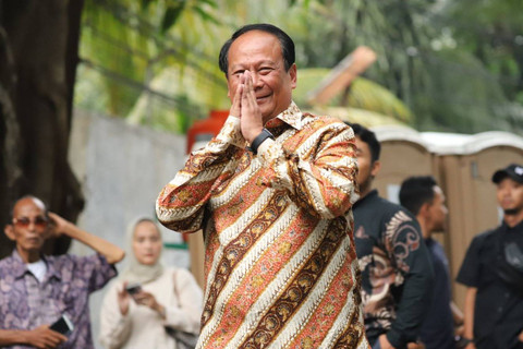 Eks Kabaintelkam Polri Komjen Pol Suntana mendatangi kediaman Presiden terpilih Prabowo Subianto di Jalan Kertanegara, Jakarta Selatan, Selasa (15/10/2024). Foto: Iqbal Firdaus/kumparan