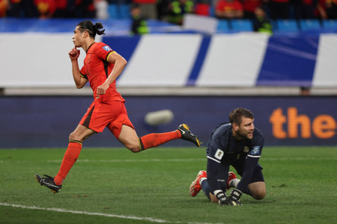 Selebrasi pemain Timnas China Yuning Zhang usai mencetak gol ke gawang Timnas Indonesia pada pertandingan Grup C Ronde Ketiga Kualifikasi Piala Dunia 2026 di Stadion Sepak Bola Remaja Qingdao, Qingdao, China, Selasa (15/10/2024). Foto: Florence Lo/REUTERS