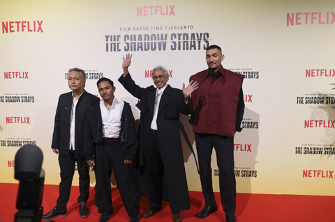 Pemeran film The Shadow Strays berpose saat di acara Red Carpet The Shadow Strays di Epicentrum XXI, Jakarta, Selasa (15/10/2024). Foto: Syawal Darisman/kumparan