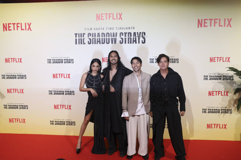 Pemeran film The Shadow Strays berpose saat di acara Red Carpet The Shadow Strays di Epicentrum XXI, Jakarta, Selasa (15/10/2024). Foto: Syawal Darisman/kumparan