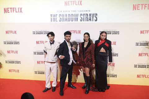 Pemeran film The Shadow Strays berpose saat di acara Red Carpet The Shadow Strays di Epicentrum XXI, Jakarta, Selasa (15/10/2024). Foto: Syawal Darisman/kumparan