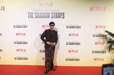 Pemeran film The Shadow Strays berpose saat di acara Red Carpet The Shadow Strays di Epicentrum XXI, Jakarta, Selasa (15/10/2024). Foto: Syawal Darisman/kumparan