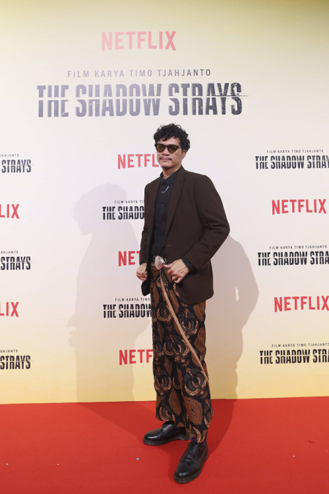 Pemeran film The Shadow Strays berpose saat di acara Red Carpet The Shadow Strays di Epicentrum XXI, Jakarta, Selasa (15/10/2024). Foto: Syawal Darisman/kumparan