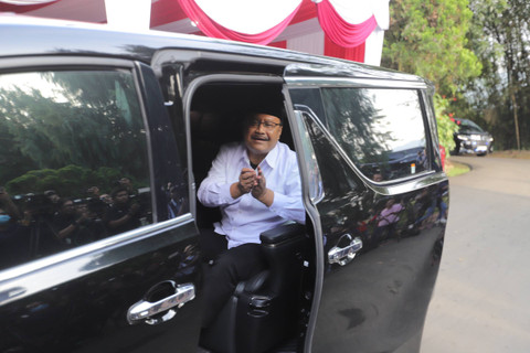 Menteri Sosial Saifullah Yusuf menyapa awak media saat tiba di Hambalang,  Citeureup, Kabupaten Bogor, Jawa Barat, Rabu (16/10/2024). Foto: Jamal Ramadhan/kumparan