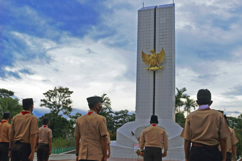 Ilustrasi kenapa setiap tanggal 14 harus memakai baju pramuka. Sumber: septian akbar/unsplash