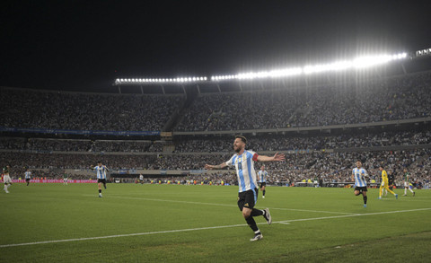 Pemain Argentina Lionel Messi berselebrasi usai mencetak gol ke gawang Bolivia pada Kualifikasi Piala Dunia zona CONMEBOL di Buenos Aires, Argentina, Rabu (15/10/2024). Foto: Juan Mabromata/AFP