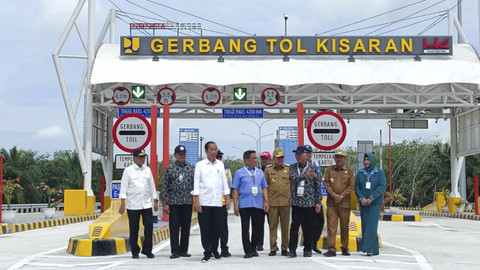 Presiden Jokowi meresmikan jalan Tol Kisaran, Medan, Sumatera Utara, Rabu (16/10/2024). Foto: Zamachsyari/kumparan