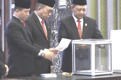 Panitia pemilihan menghitung surat suara jelang pemilihan Ketua MA, di Ruang Sidang Kusumahatmadja, Gedung MA, Jakarta Pusat, Rabu (16/10/2024).  Foto: Youtube/ Mahkamah Agung Republik Indonesia
