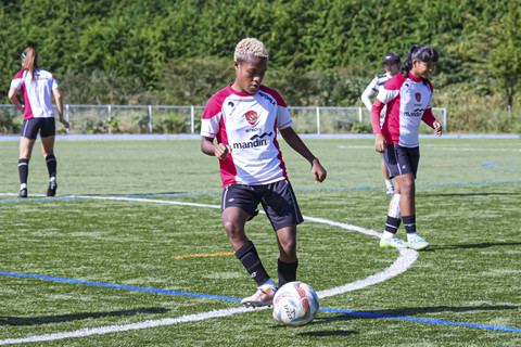 Anita Sroyer bersama Timnas Wanita Indonesia saat melakoni pemusatan latihan (TC) di Jepang.  Foto: Dok. PSSI