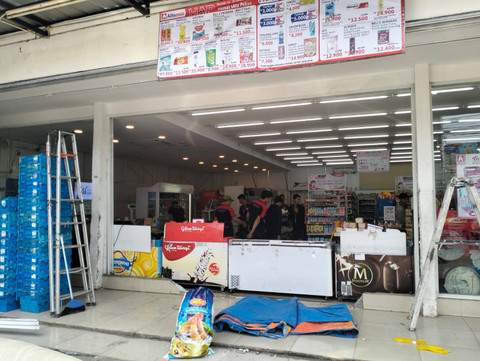 Penampakan minimarket di Depok yang bolong akibat ditabrak mobil. Dok: kumparan