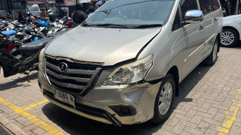 Mobil yang menabrak dinding kaca minimarket di Depok. Dok: kumparan