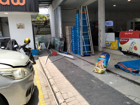 Penampakan minimarket di Depok yang bolong akibat ditabrak mobil. Dok: kumparan