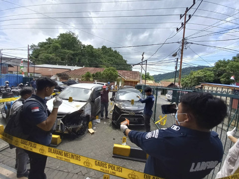 Police line dipasang di depan kantor Jubi, usai pelemparan bom molotov, Rabu (16/10/2024). Foto: Dok. Istimewa