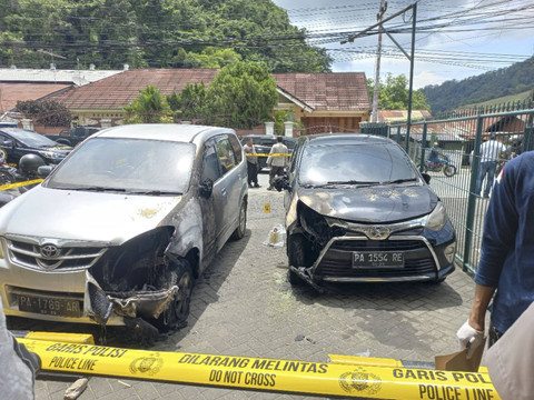Police line dipasang di depan kantor Jubi, usai pelemparan bom molotov, Rabu (16/10/2024). Foto: Dok. Istimewa