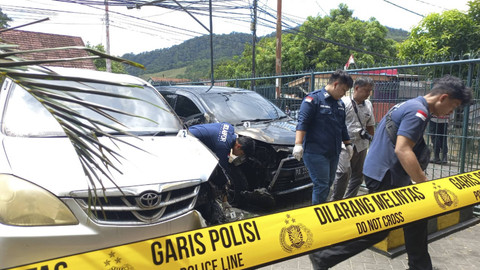 Police line dipasang di depan kantor Jubi, usai pelemparan bom molotov, Rabu (16/10/2024). Foto: Dok. Istimewa
