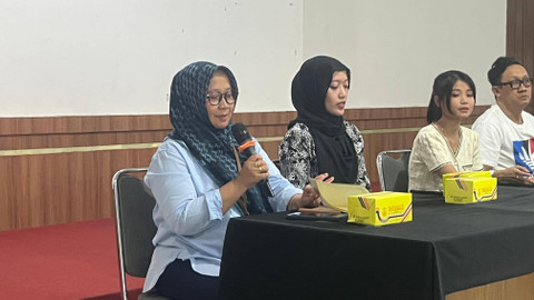 Kepala TBY, Titut Purwiati (kiri), saat konferensi pers Linimasa #7 di TBY, Selasa (15/10). Foto: Nawalre Bujanadi/Pandangan Jogja