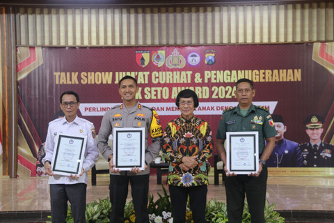 Kak Seto menyerahkan piagam penghargaan Kak Seto Award 2024 kepada Pjs. Bupati Jember, Kapolres Jember, dan Dandim 0824 Jember di Aula PB Soedirman Jember, Rabu (16/10/2024). Foto: Dok. Istimewa