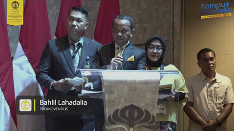 Menteri ESDM Bahlil Lahadalia melaksanakan Sidang Terbuka Promosi Doktoral UI bidang Kajian Stratejik Global, Rabu (16/10/2024). Foto: Dok. Istimewa