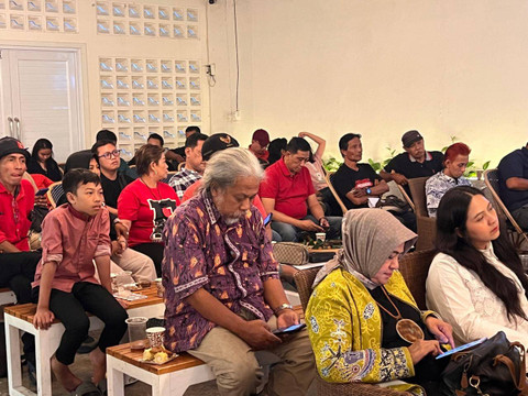 Suasana Dialog Bisnis di tengha acara Nobar Timnas Indonesia vs China di Markas Calon Wakil Wali Kota Yogya, Wawan Harmawan, Selasa (15/10). Foto: M Hafiq/Pandangan Jogja