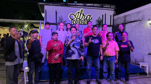 Foto bersama usai nobar Timnas Indonesia vs China di Markas Calon Wakil Wali Kota Yogya, Wawan Harmawan, Selasa (15/10). Foto: M Hafiq/Pandangan Jogja