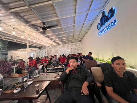 Suasana Dialog Bisnis di tengha acara Nobar Timnas Indonesia vs China di Markas Calon Wakil Wali Kota Yogya, Wawan Harmawan, Selasa (15/10). Foto: M Hafiq/Pandangan Jogja