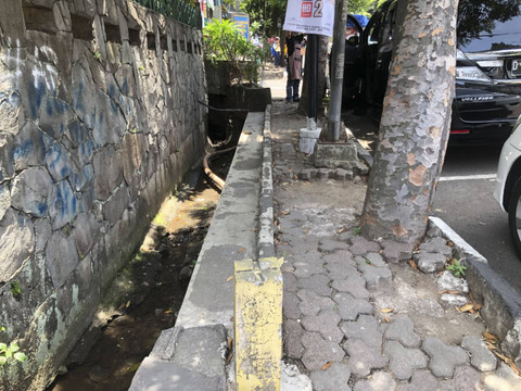 Trotoar di Dago yang sempit dan rusak, Rabu (16/10/2024). Foto: Robby Bouceu/kumparan