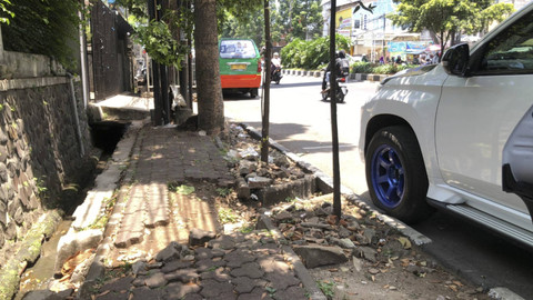 Trotoar di Dago yang rusak dan tertutup batang pohon, Rabu (16/10/2024). Foto: Robby Bouceu/kumparan
