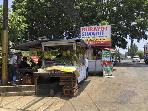 Trotoar di Dago yang dipakai lapak pedagang, Rabu (16/10/2024). Foto: Robby Bouceu/kumparan