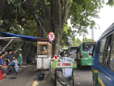Trotoar di Dago yang dipakai pedagang, Rabu (16/10/2024). Foto: Robby Bouceu/kumparan