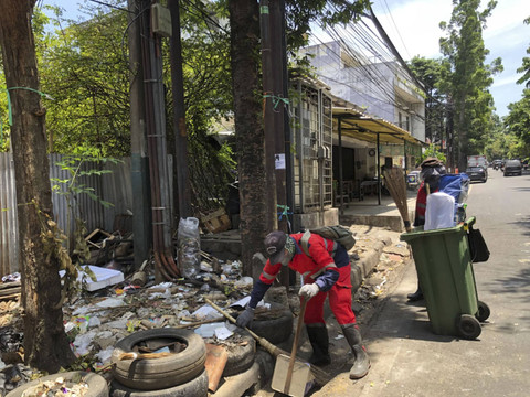 Trotoar di Dago yang menjadi tempat pembuangan sampah, Rabu (16/10/2024). Foto: Robby Bouceu/kumparan