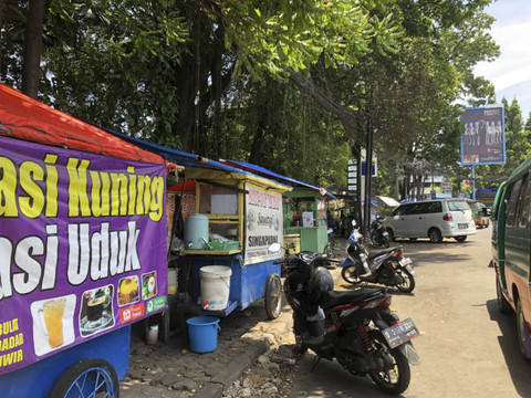 Trotoar di Dago yang dipakai berjualan, Rabu (16/10/2024). Foto: Robby Bouceu/kumparan