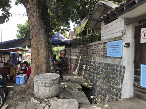 Trotoar di Dago yang dipakai untuk jadi tempat makan, Rabu (16/10/2024). Foto: Robby Bouceu/kumparan