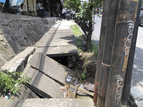 Trotoar di Dago yang rusak, Rabu (16/10/2024). Foto: Robby Bouceu/kumparan