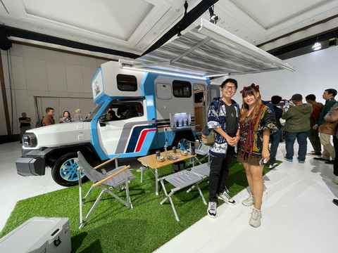 John dan Riana, pasangan suami istri asal Pontianak yang lebih dikenal dengan Jajago Keliling Indonesia, berfoto di depan Toyota Hilux Rangga berkonsep campervan. Foto: Leo Prima/Hi!Pontianak