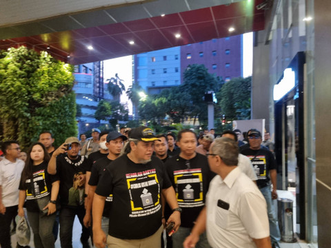 Massa pendukung kotak kosong yang mengatasnamakan Masyarakat Anti Korupsi Indonesia (MAKI) Jatim mendatangi acara debat Pilwalkot Surabaya 2024 di Dyandra Conventions Center, Surabaya, pada Rabu (16/10/2024). Foto: Farusma Okta Verdian/kumparan