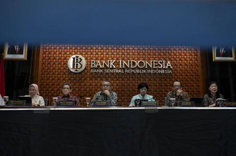 Gubernur Bank Indonesia (BI) Perry Warjiyo bersama para Deputi Gubernur menyampaikan keterangan pers hasil Rapat Dewan Gubernur (RDG) BI di Jakarta, Rabu (16/10/2024). Foto: Aprillio Akbar/ANTARA FOTO
