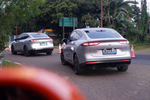 Media first drive mobil listrik GAC AION Hyptec HT Jakarta-Bogor, Rabu (16/10/2024). Foto: Sena Pratama/kumparan