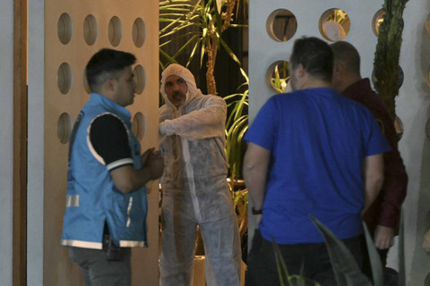 Seorang pekerja forensik berfoto di dalam hotel tempat penyanyi Inggris Liam Payne meninggal dunia di Buenos Aires pada 16 Oktober 2024. Foto: Juan Mabromata/AFP