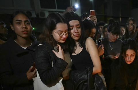 Para penggemar penyanyi Inggris Liam Payne berkumpul di samping hotel tempat ia meninggal dunia di Buenos Aires pada 16 Oktober 2024.  Foto: Luis Robayo/AFP