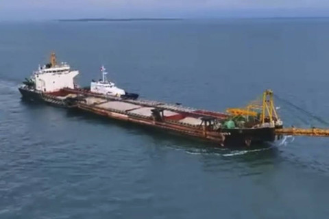 Penampakan kapal berbendera Malaysia yang ditangkap usai ketahuan diduga mencuri pasir di Perairan Batam, Kepulauan Riau. Foto: Dok. KKP
