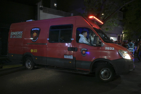 Para pekerja forensik membawa jenazah penyanyi Inggris Liam Payne dengan mobil pemadam kebakaran dari hotel tempatnya meninggal dunia di Buenos Aires pada 16 Oktober 2024. Foto: Juan Mabromata/AFP