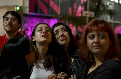 Para penggemar penyanyi Inggris Liam Payne berkumpul di samping hotel tempat ia meninggal dunia di Buenos Aires pada 16 Oktober 2024. Foto: Luis Robayo/AFP