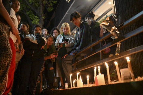 Para penggemar penyanyi Inggris Liam Payne berkumpul di samping hotel tempat ia meninggal dunia di Buenos Aires pada 16 Oktober 2024. Foto: Luis Robayo/AFP